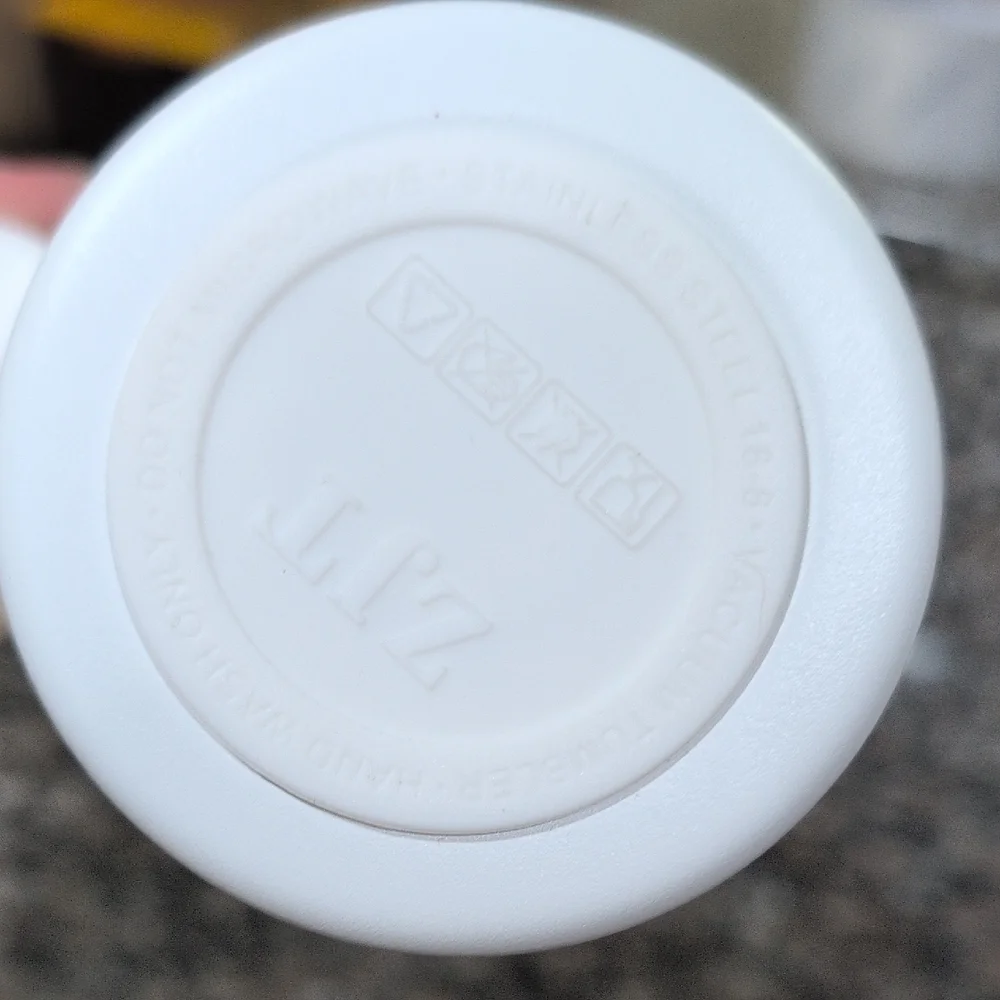White Tumbler with Handle and Lid - Picture 3 of 4